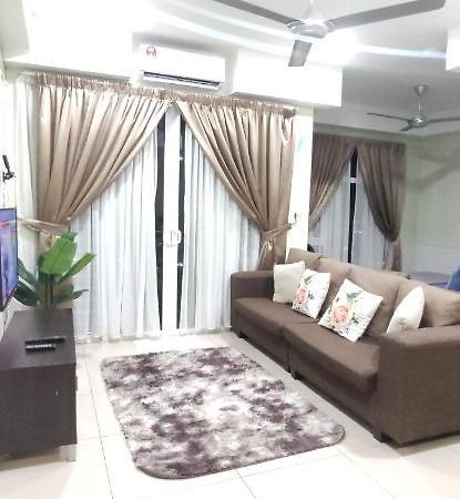 Dperdana -Dinies Pool,Wifi, Centre Of Kota Bharu, 4-5 Pax Lägenhet Exteriör bild