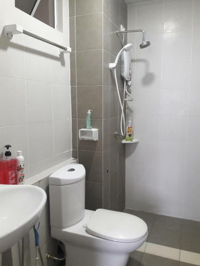 Dperdana -Dinies Pool,Wifi, Centre Of Kota Bharu, 4-5 Pax Lägenhet Exteriör bild