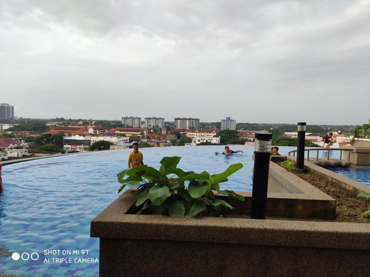 Dperdana -Dinies Pool,Wifi, Centre Of Kota Bharu, 4-5 Pax Lägenhet Exteriör bild