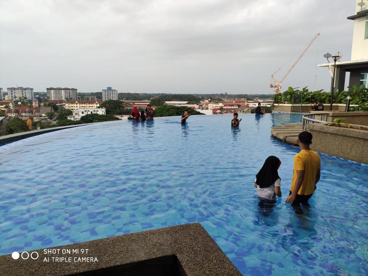 Dperdana -Dinies Pool,Wifi, Centre Of Kota Bharu, 4-5 Pax Lägenhet Exteriör bild
